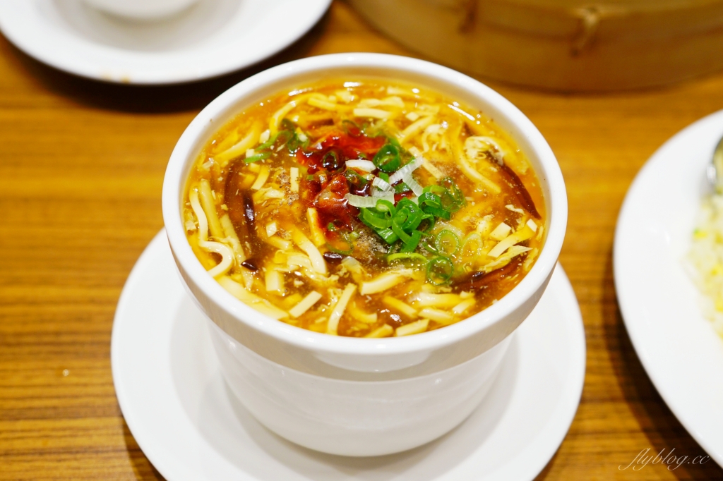 台中西屯｜鼎泰豐．被紐約時報推薦為「世界十大美食餐廳」，黃金18摺21克比例的小籠包 @飛天璇的口袋