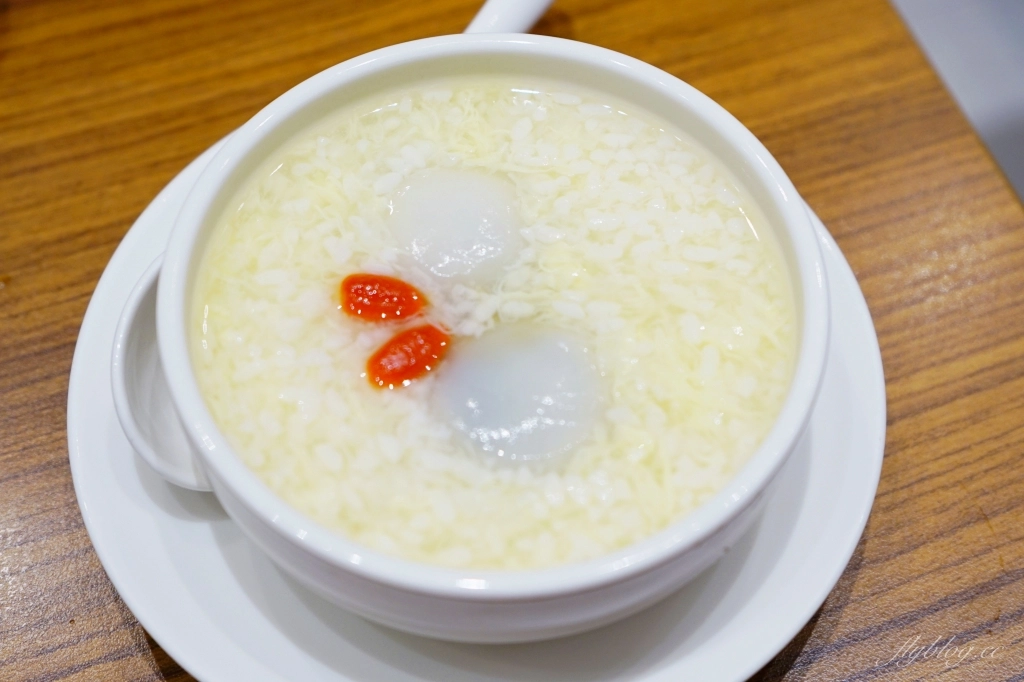 台中西屯｜鼎泰豐．被紐約時報推薦為「世界十大美食餐廳」，黃金18摺21克比例的小籠包 @飛天璇的口袋