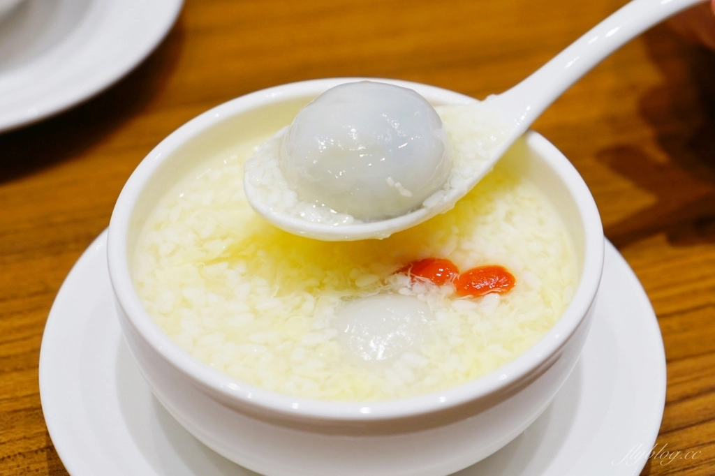 台中西屯｜鼎泰豐．被紐約時報推薦為「世界十大美食餐廳」，黃金18摺21克比例的小籠包 @飛天璇的口袋