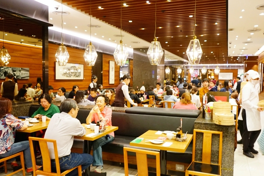 台中西屯｜鼎泰豐．被紐約時報推薦為「世界十大美食餐廳」，黃金18摺21克比例的小籠包 @飛天璇的口袋