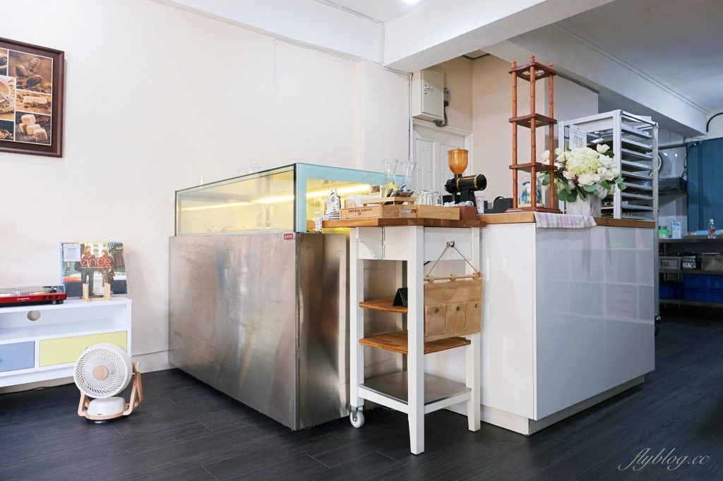 【台中西區】甜點很甜~精明商圈巷弄裡的「甜點很甜」，睽違1000多個日子重新見面 @飛天璇的口袋