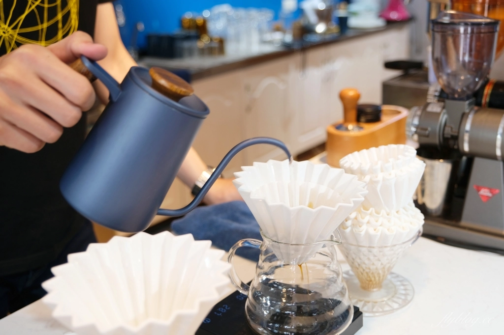 台中北區｜香緹果子咖啡館．個人心中台中最強千層蛋糕，推薦季節水果千層和泡芙捲 @飛天璇的口袋