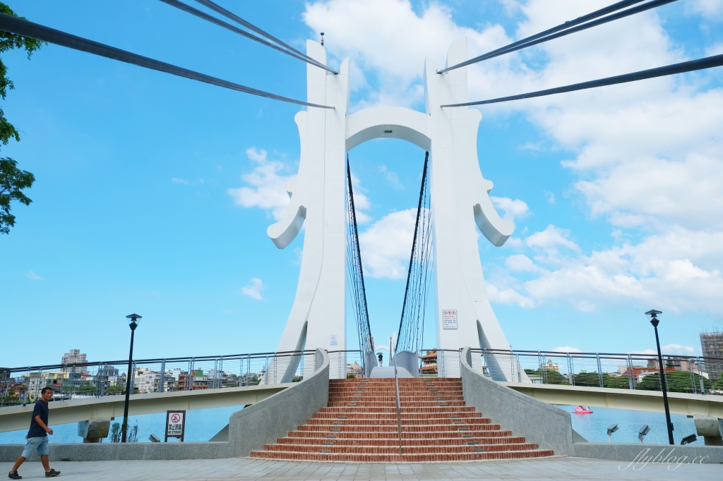 龍潭大池｜龍潭情侶約會和親子旅遊好地方，湖景木棧道、天鵝船遊湖、賞夕陽美景 @飛天璇的口袋