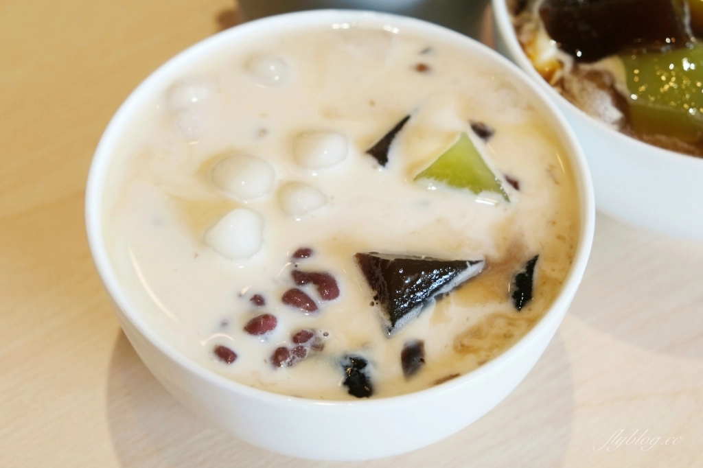 龍潭澎湃豆花｜充滿文青風的豆花店，加冰加豆花加仙草都免費 @飛天璇的口袋