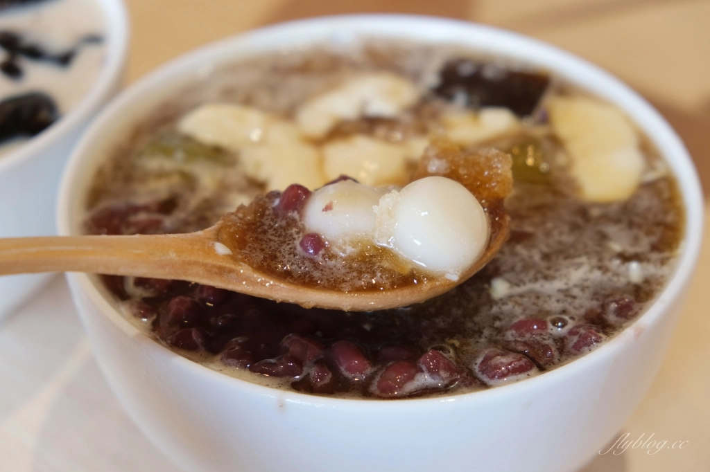 龍潭澎湃豆花｜充滿文青風的豆花店，加冰加豆花加仙草都免費 @飛天璇的口袋