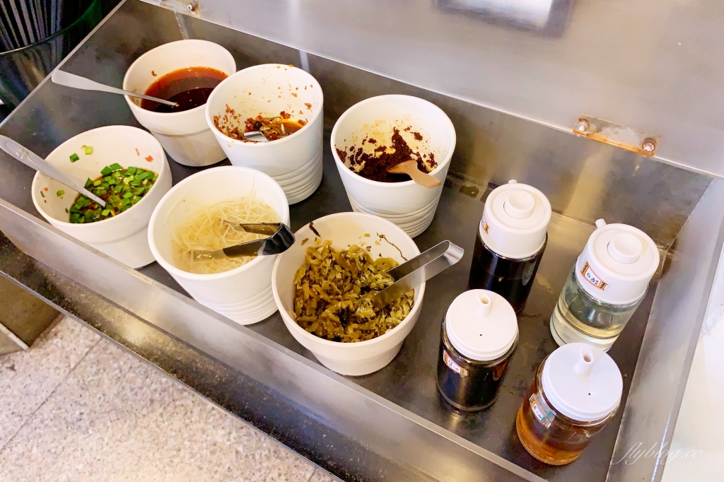 台中北屯|饕食館小籠湯包.又大又多汁的小籠湯包,被小籠湯包耽誤的牛肉麵 @飛天璇的口袋 台中北屯|饕食館小籠湯包.又大又多汁的小籠湯包,被小籠湯包耽誤的牛肉麵 @飛天璇的口袋