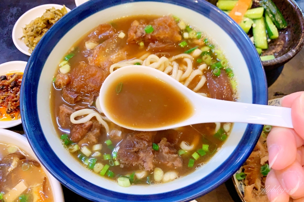 台中北屯｜饕食館小籠湯包．又大又多汁的小籠湯包，被小籠湯包耽誤的牛肉麵 @飛天璇的口袋