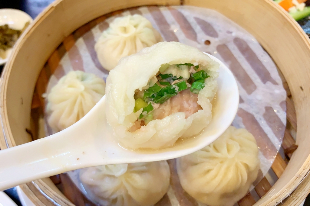 台中北屯｜饕食館小籠湯包．又大又多汁的小籠湯包，被小籠湯包耽誤的牛肉麵 @飛天璇的口袋