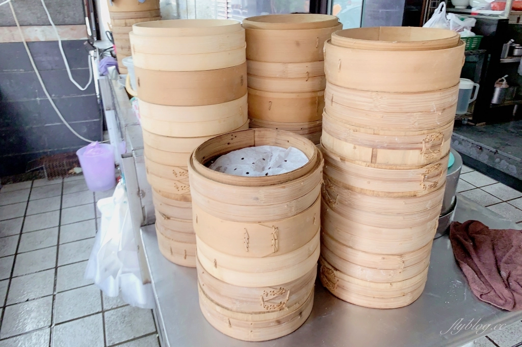 台中北屯｜饕食館小籠湯包．又大又多汁的小籠湯包，被小籠湯包耽誤的牛肉麵 @飛天璇的口袋