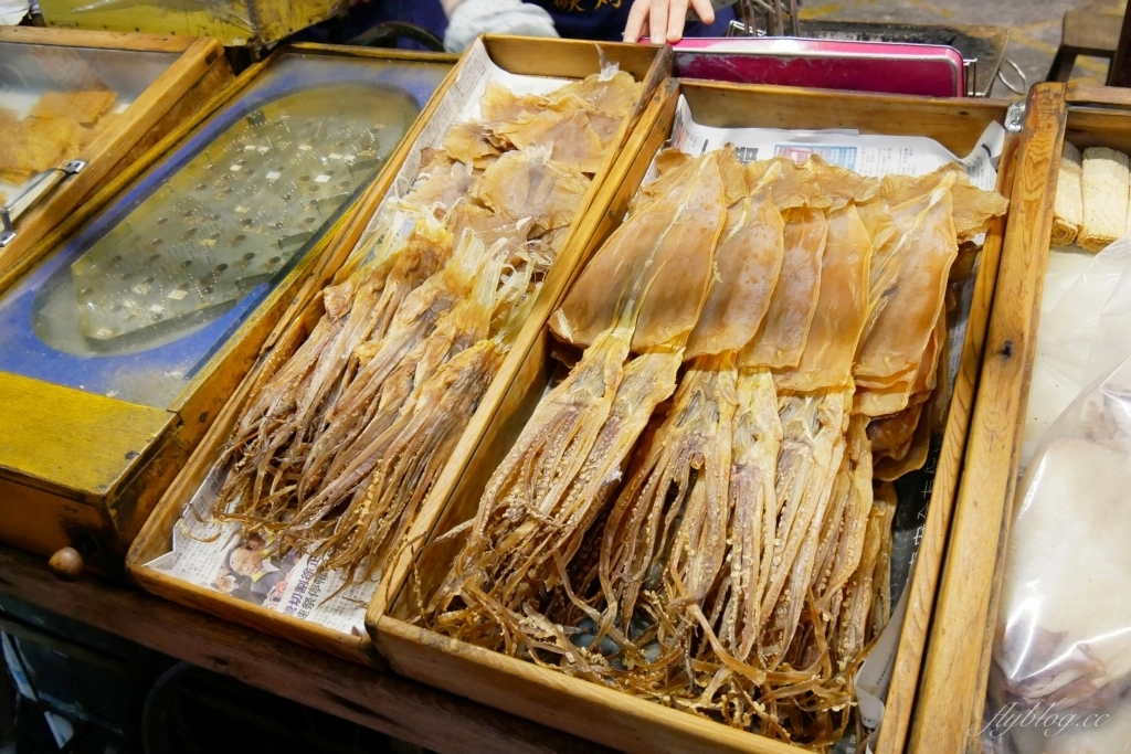 嘉義東區｜開心魷碳烤乾魷魚．文化夜市70年古早味，土地銀行前的烤魷魚攤 @飛天璇的口袋