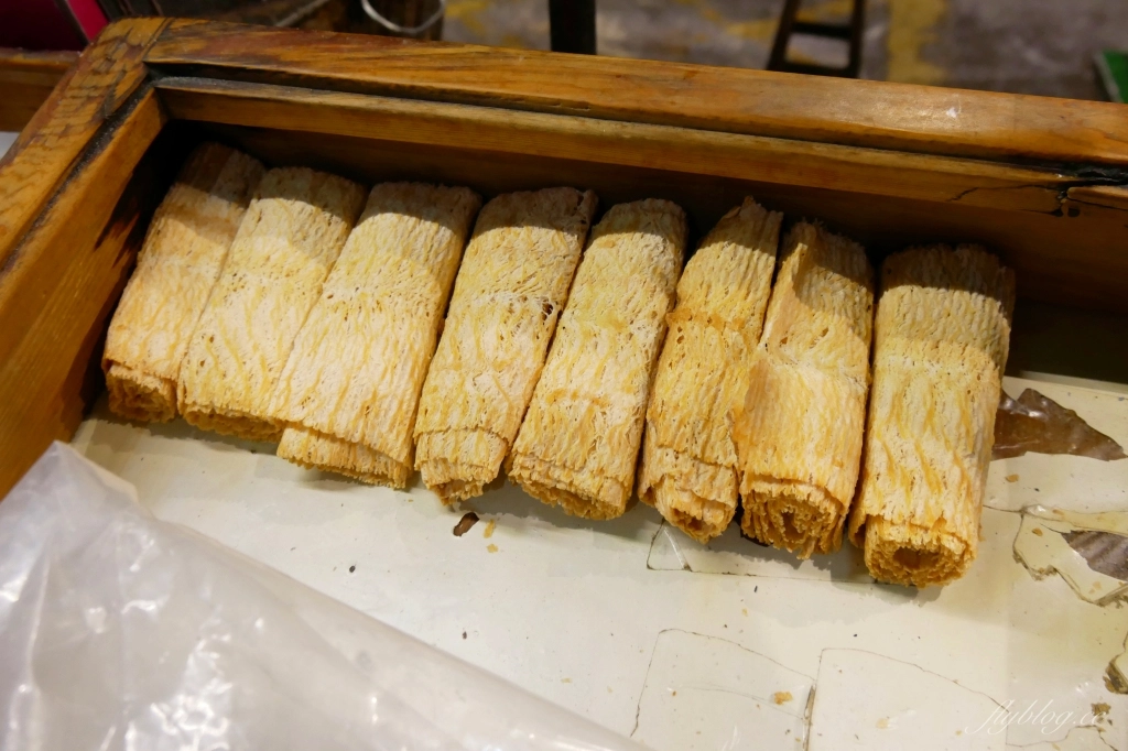 嘉義東區｜開心魷碳烤乾魷魚．文化夜市70年古早味，土地銀行前的烤魷魚攤 @飛天璇的口袋