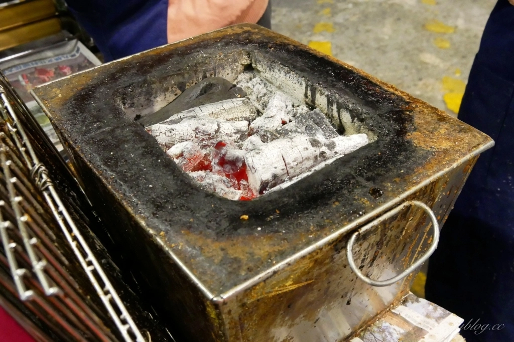 嘉義東區｜開心魷碳烤乾魷魚．文化夜市70年古早味，土地銀行前的烤魷魚攤 @飛天璇的口袋