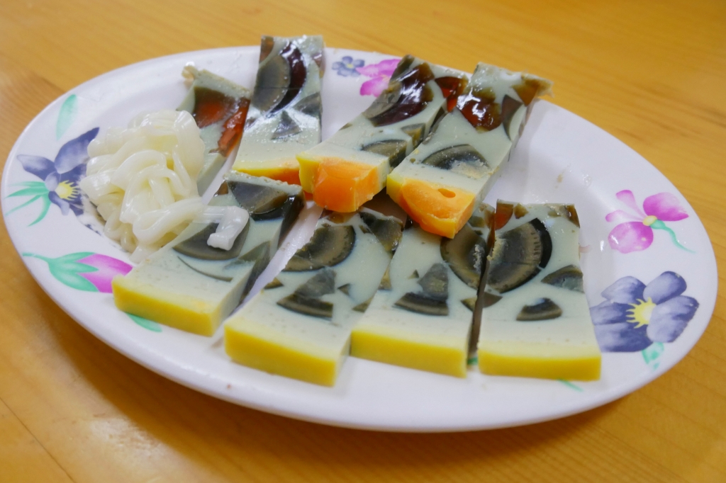 嘉義東區｜正統火雞肉飯．真的是好吃便宜又大碗，而且小菜選擇性也多 @飛天璇的口袋