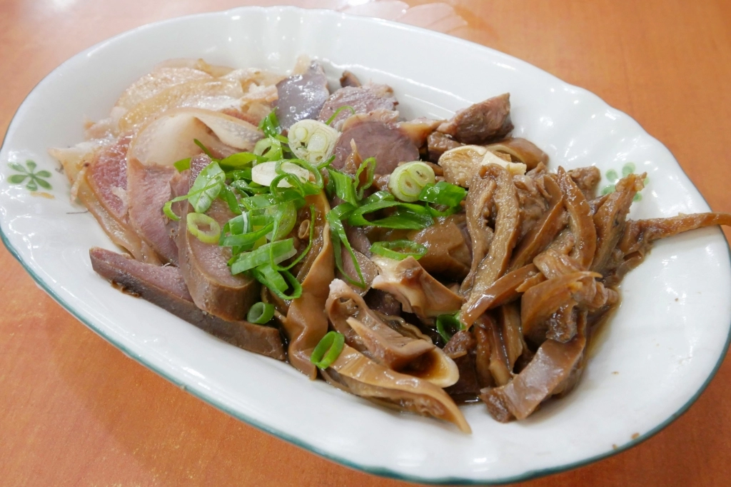 嘉義東區｜民主火雞肉飯｜嘉義市火雞肉飯節特優獎，附有專屬停車場還有冷氣 @飛天璇的口袋