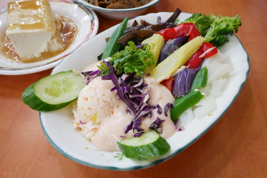 嘉義東區｜民主火雞肉飯｜嘉義市火雞肉飯節特優獎，附有專屬停車場還有冷氣 @飛天璇的口袋