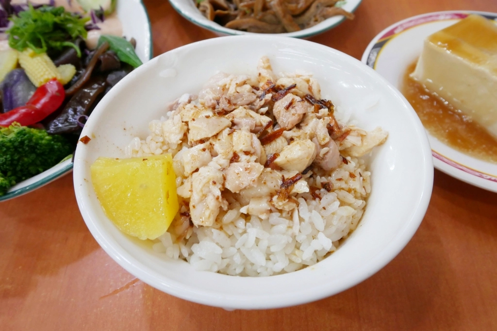 嘉義東區｜民主火雞肉飯｜嘉義市火雞肉飯節特優獎，附有專屬停車場還有冷氣 @飛天璇的口袋