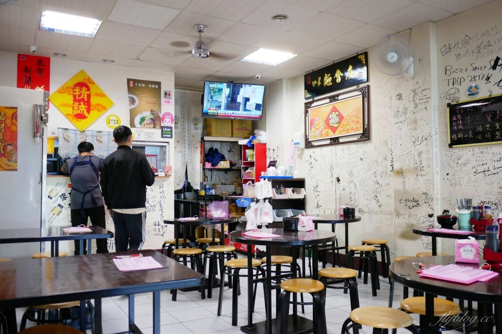 台中西屯｜精誠牛肉麵．精明商圈超霸氣牛肉麵，必點真材實料的美味三寶麵 @飛天璇的口袋