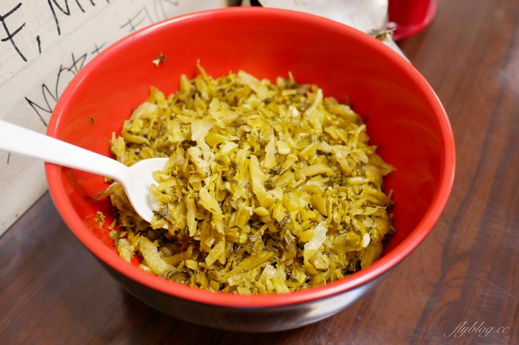 台中西屯｜精誠牛肉麵．精明商圈超霸氣牛肉麵，必點真材實料的美味三寶麵 @飛天璇的口袋