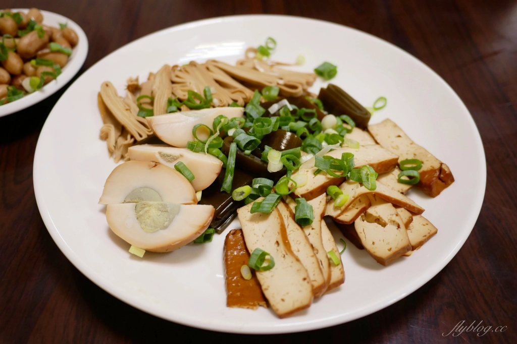 台中西屯｜精誠牛肉麵．精明商圈超霸氣牛肉麵，必點真材實料的美味三寶麵 @飛天璇的口袋