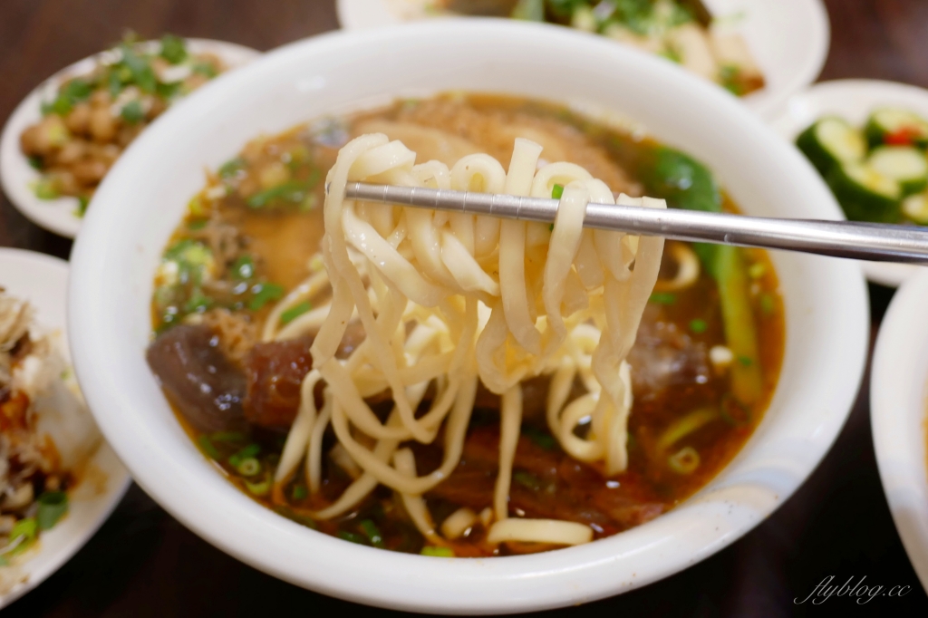 台中西屯｜精誠牛肉麵．精明商圈超霸氣牛肉麵，必點真材實料的美味三寶麵 @飛天璇的口袋