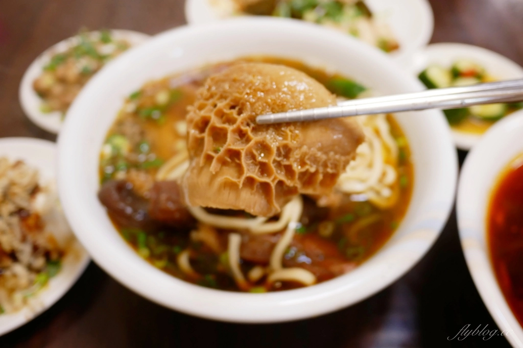 台中西屯｜精誠牛肉麵．精明商圈超霸氣牛肉麵，必點真材實料的美味三寶麵 @飛天璇的口袋
