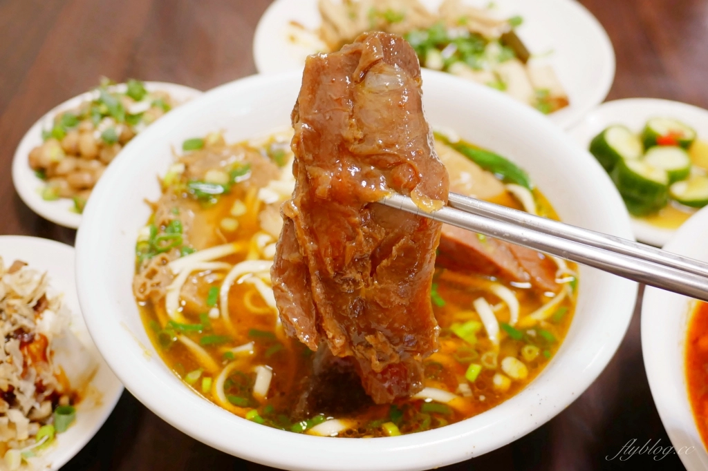 台中西屯｜精誠牛肉麵．精明商圈超霸氣牛肉麵，必點真材實料的美味三寶麵 @飛天璇的口袋