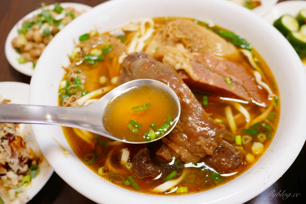 台中西屯｜精誠牛肉麵．精明商圈超霸氣牛肉麵，必點真材實料的美味三寶麵 @飛天璇的口袋