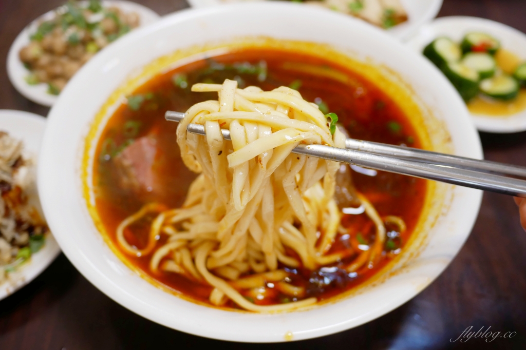 台中西屯｜精誠牛肉麵．精明商圈超霸氣牛肉麵，必點真材實料的美味三寶麵 @飛天璇的口袋
