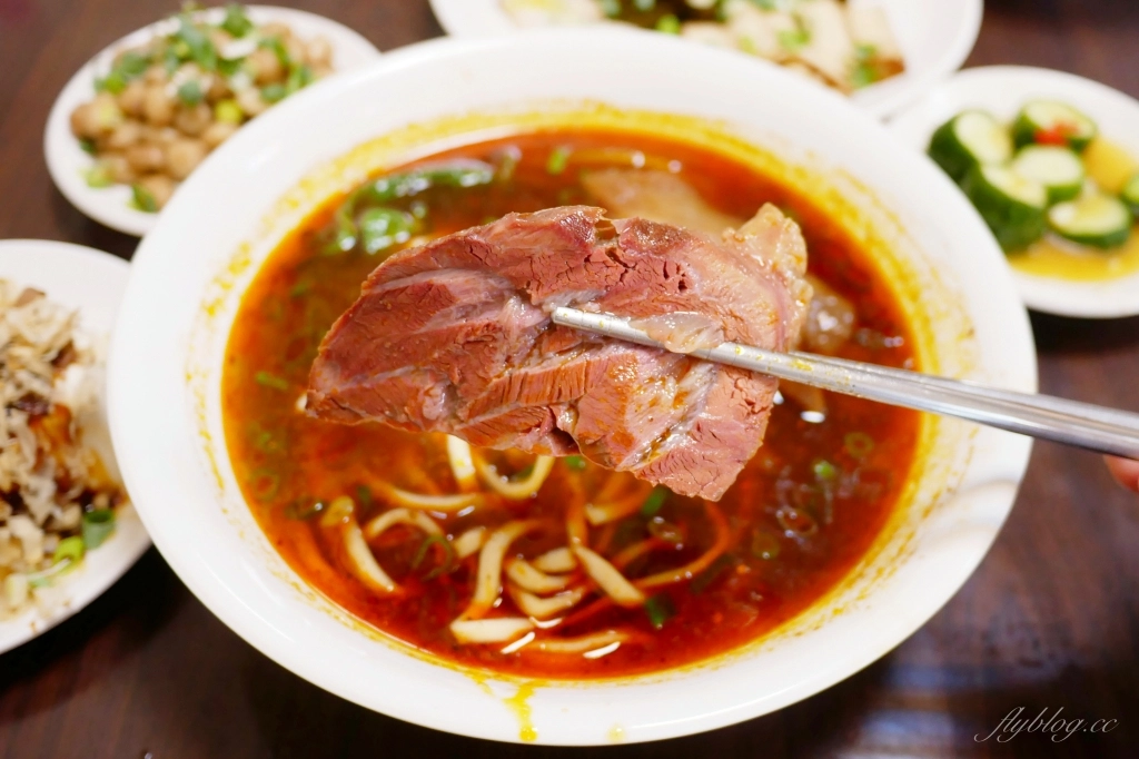 台中西屯｜精誠牛肉麵．精明商圈超霸氣牛肉麵，必點真材實料的美味三寶麵 @飛天璇的口袋