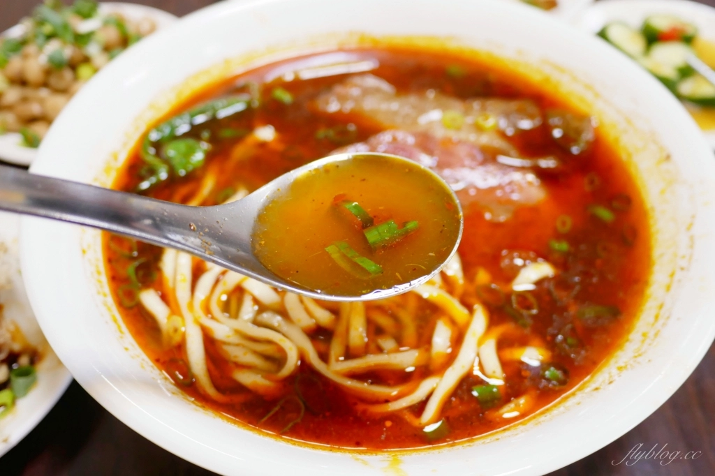 台中西屯｜精誠牛肉麵．精明商圈超霸氣牛肉麵，必點真材實料的美味三寶麵 @飛天璇的口袋