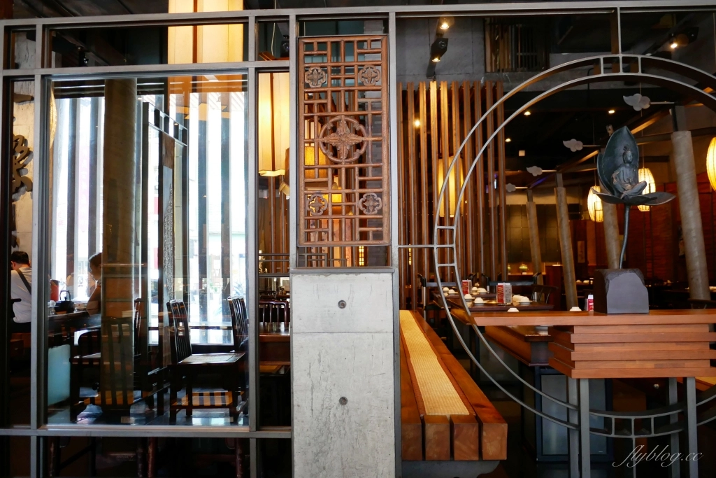 台中北區｜鼎王麻辣火鍋 漢口店．經典的180度鞠躬，鴨血豆腐無限續加 @飛天璇的口袋