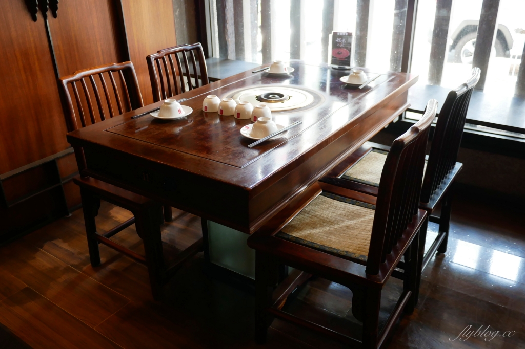 台中北區｜鼎王麻辣火鍋 漢口店．經典的180度鞠躬，鴨血豆腐無限續加 @飛天璇的口袋