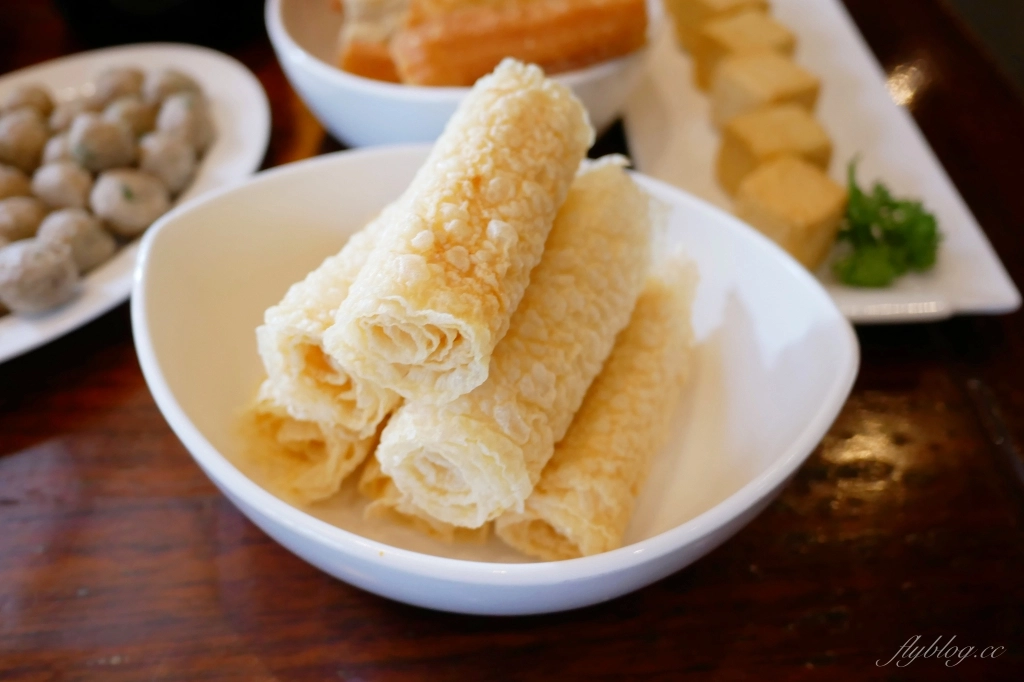 台中北區｜鼎王麻辣火鍋 漢口店．經典的180度鞠躬，鴨血豆腐無限續加 @飛天璇的口袋