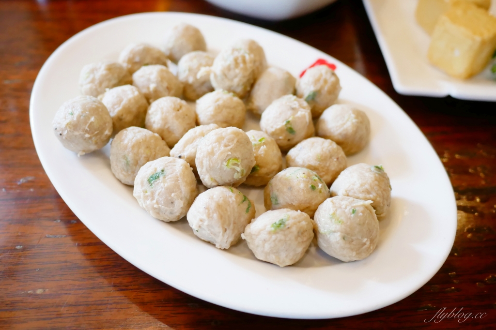 台中北區｜鼎王麻辣火鍋 漢口店．經典的180度鞠躬，鴨血豆腐無限續加 @飛天璇的口袋