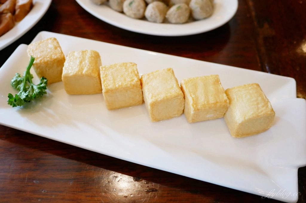 台中北區｜鼎王麻辣火鍋 漢口店．經典的180度鞠躬，鴨血豆腐無限續加 @飛天璇的口袋