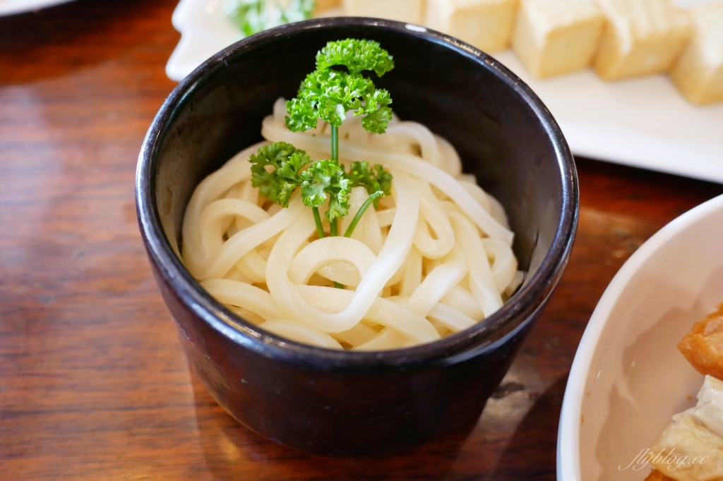 台中北區｜鼎王麻辣火鍋 漢口店．經典的180度鞠躬，鴨血豆腐無限續加 @飛天璇的口袋