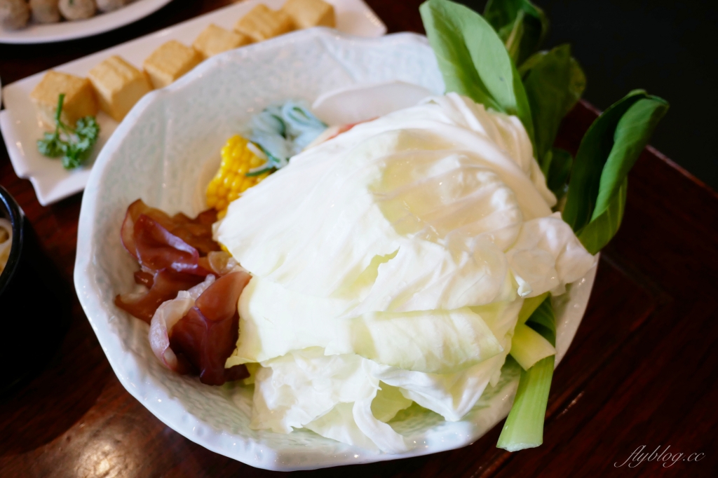 台中北區｜鼎王麻辣火鍋 漢口店．經典的180度鞠躬，鴨血豆腐無限續加 @飛天璇的口袋