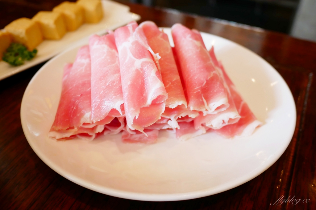 台中北區｜鼎王麻辣火鍋 漢口店．經典的180度鞠躬，鴨血豆腐無限續加 @飛天璇的口袋