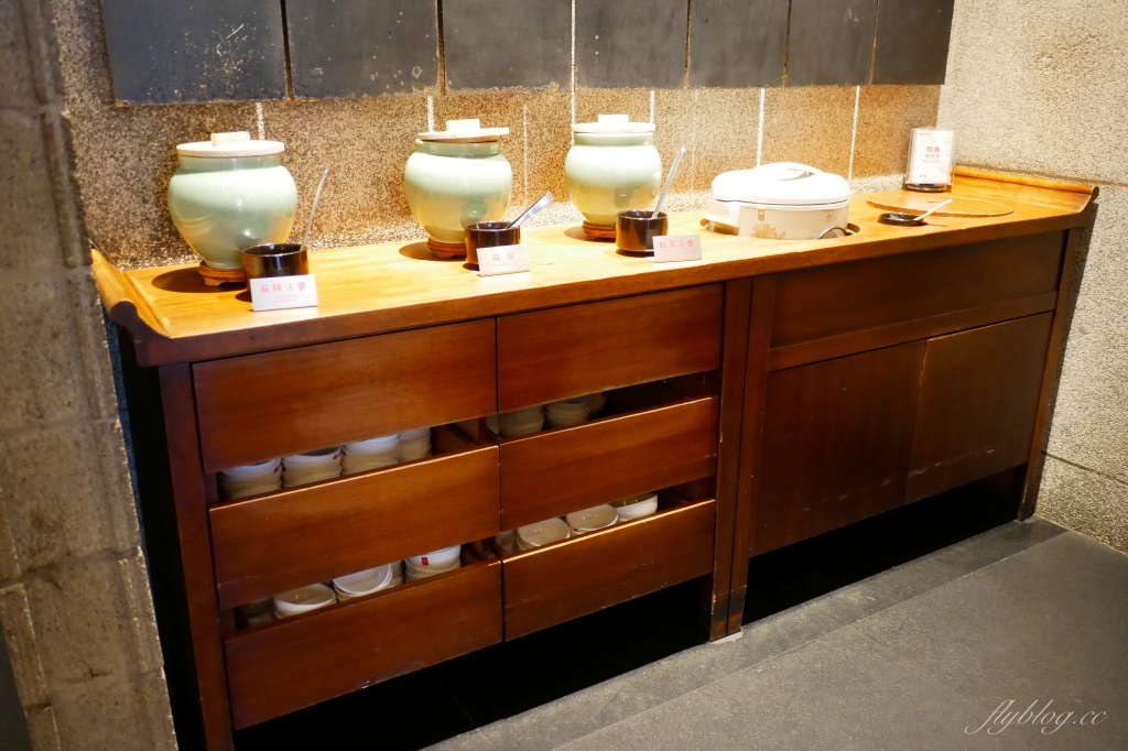 台中北區｜鼎王麻辣火鍋 漢口店．經典的180度鞠躬，鴨血豆腐無限續加 @飛天璇的口袋