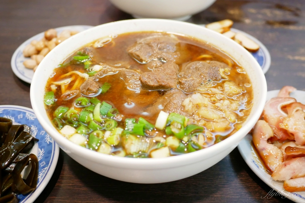 台中西區｜六六順牛肉麵．網路超人氣台中牛肉麵店，中午一開門營業就客滿 @飛天璇的口袋