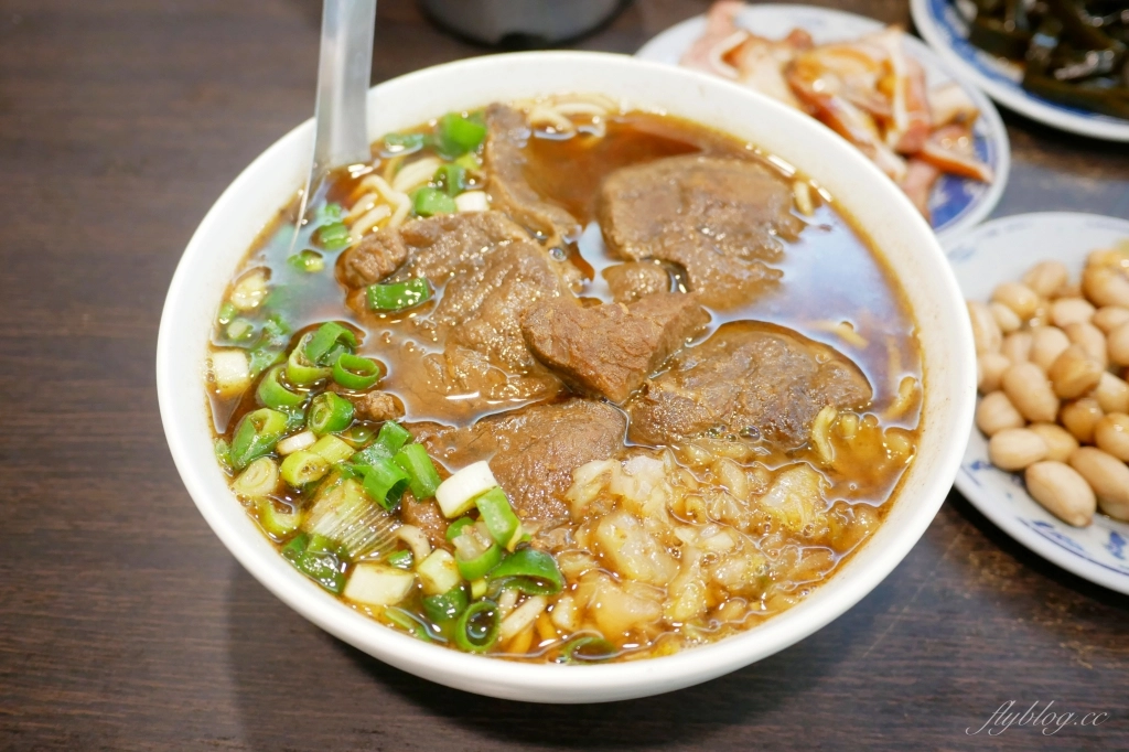 台中西區｜六六順牛肉麵．網路超人氣台中牛肉麵店，中午一開門營業就客滿 @飛天璇的口袋