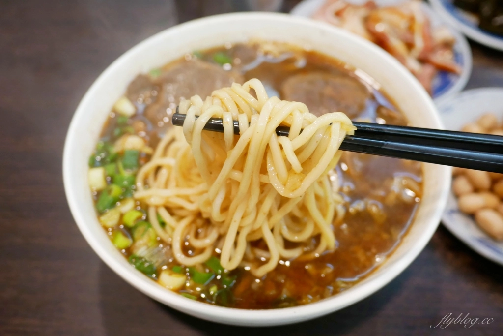 台中西區｜六六順牛肉麵．網路超人氣台中牛肉麵店，中午一開門營業就客滿 @飛天璇的口袋