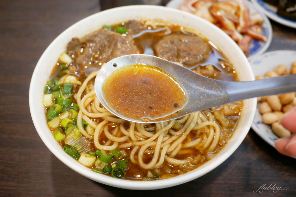 台中西區｜六六順牛肉麵．網路超人氣台中牛肉麵店，中午一開門營業就客滿 @飛天璇的口袋