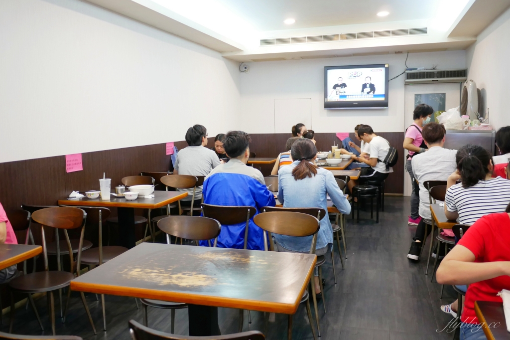 台中西區｜六六順牛肉麵．網路超人氣台中牛肉麵店，中午一開門營業就客滿 @飛天璇的口袋