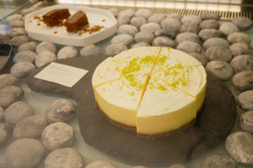 【台中西區】 侘寂甜點 Patisserie：台中存中街的純白建築甜點店 @飛天璇的口袋