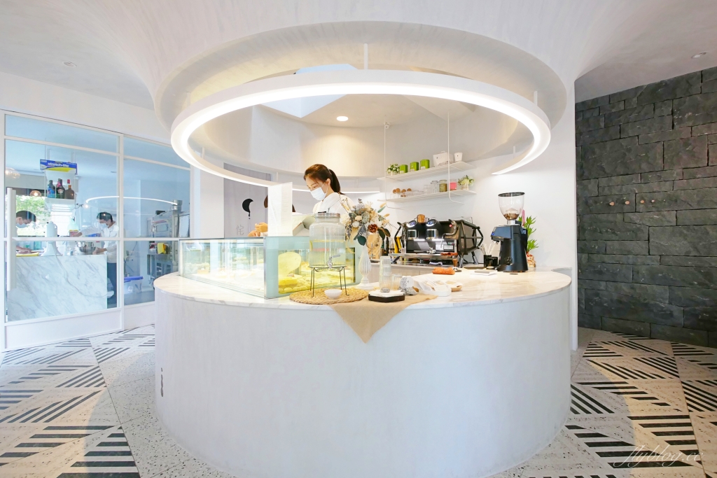 【台中西區】 侘寂甜點 Patisserie：台中存中街的純白建築甜點店 @飛天璇的口袋