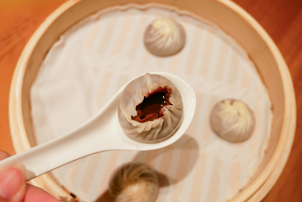 台中西屯｜鼎泰豐．被紐約時報推薦為「世界十大美食餐廳」，黃金18摺21克比例的小籠包 @飛天璇的口袋