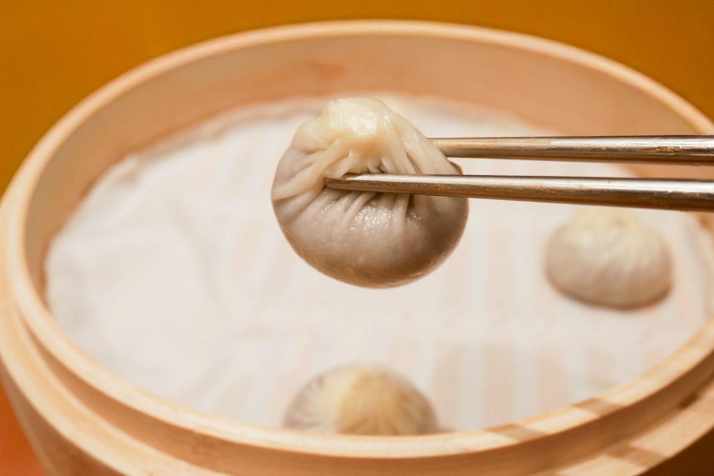 台中西屯｜鼎泰豐．被紐約時報推薦為「世界十大美食餐廳」，黃金18摺21克比例的小籠包 @飛天璇的口袋