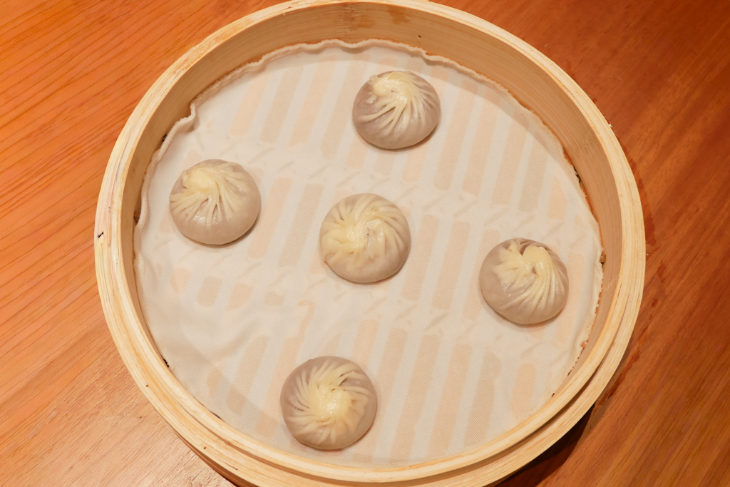 台中西屯｜鼎泰豐．被紐約時報推薦為「世界十大美食餐廳」，黃金18摺21克比例的小籠包 @飛天璇的口袋