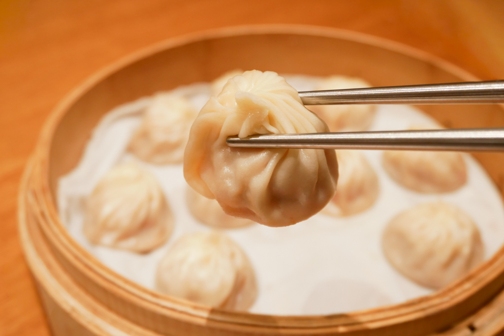 台中西屯｜鼎泰豐．被紐約時報推薦為「世界十大美食餐廳」，黃金18摺21克比例的小籠包 @飛天璇的口袋